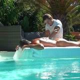Massage dans la piscine dans la villa privée à Tauro